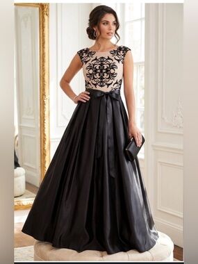 Betsy & Adam Black Lace Floral Gown Prom Dress Size 10